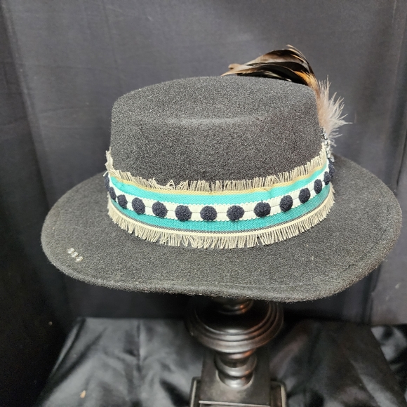 Black felt decorated hat - Picture 2 of 3